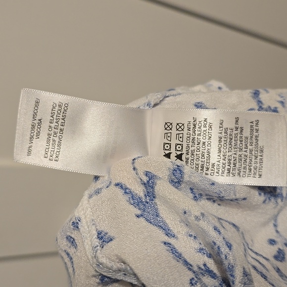 Lucky Brand Top Blouse Women's Medium White Blue Split-Neck Smocked Comfy Casual - Picture 10 of 10